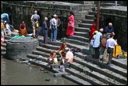 Rituelen aan de Bagmati Rivier