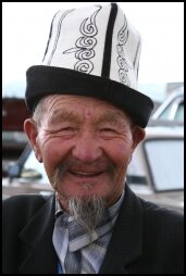 Man wearing an Al Kapak hat